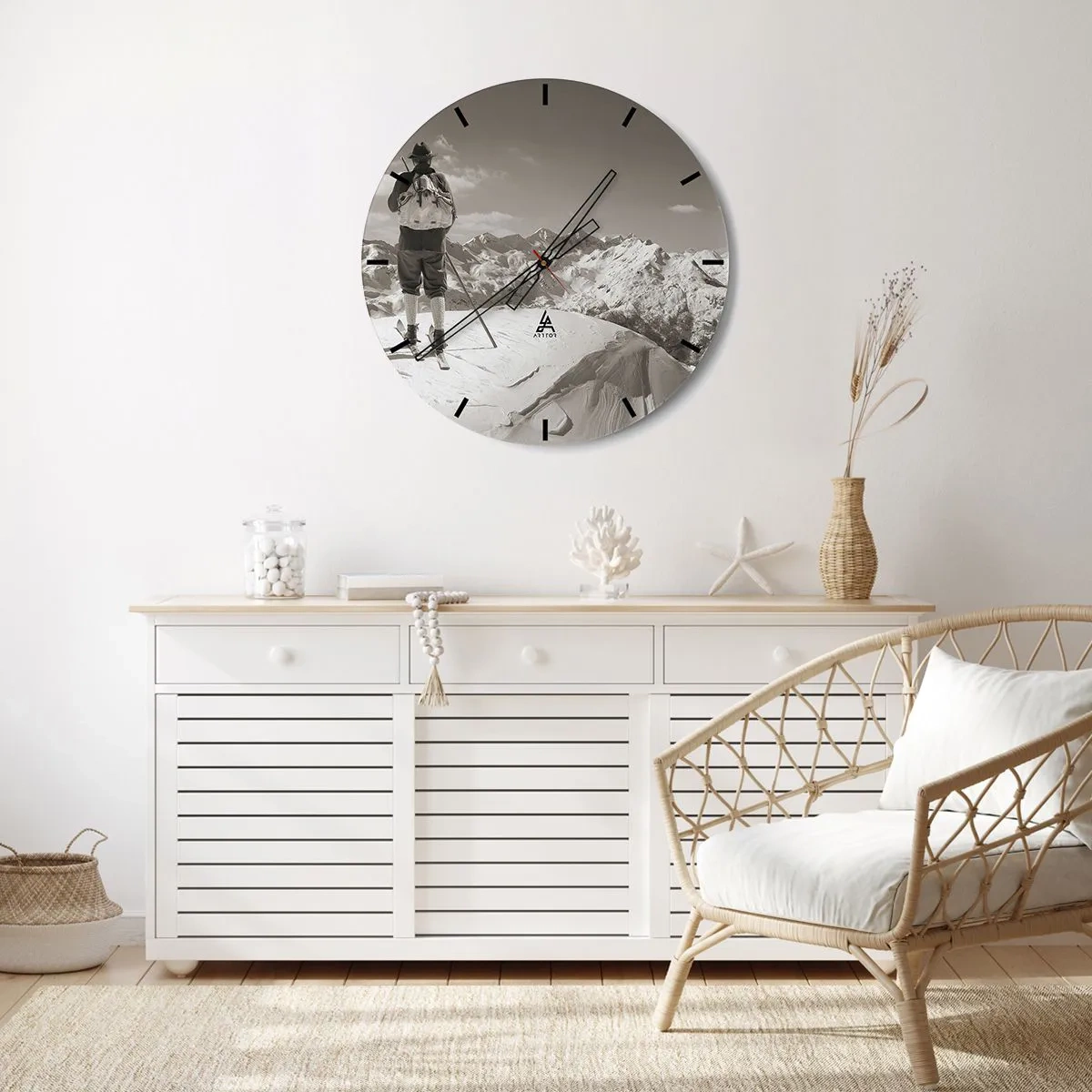 Reloj de pared - Reloj de vidrio - Esquiador con montañas nevadas como telón de fondo en estilo retro. - 30x30cm - El techo del mundo - Decoración de pared moderna para salón, cocina y dormitorio ARTTOR