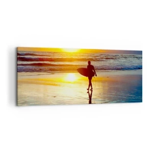 Cuadro sobre lienzo - Impresión de Imagen - Un surfista caminando por la playa al atardecer con una tabla en la mano. - 120x50cm - El regreso del guerrero - Decoración de pared moderna para salón y dormitorio ARTTOR