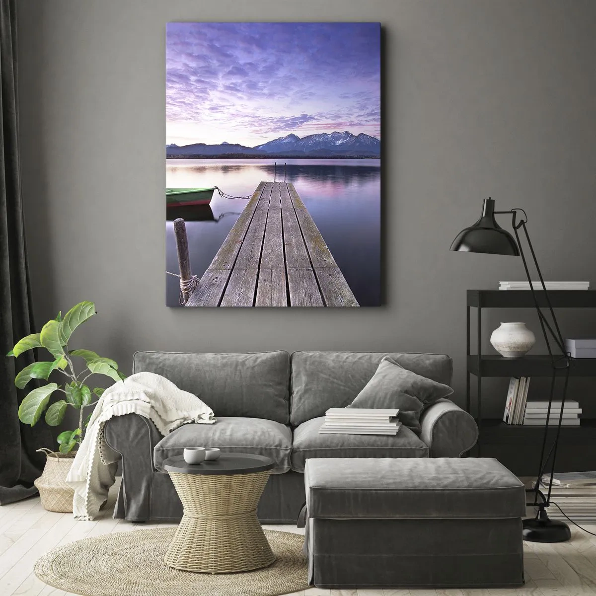 Cuadro sobre lienzo - Impresión de Imagen - Un muelle de madera con un barco en un lago rodeado de montañas al atardecer. - 50x70cm - Un silencio amistoso - Decoración de pared moderna para salón y dormitorio ARTTOR