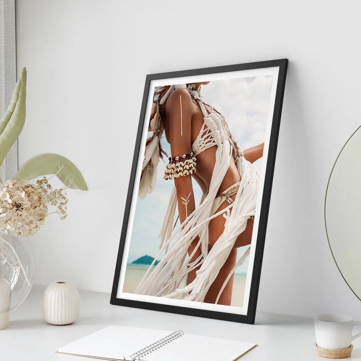 Póster en marco negro - Mujer en estilo étnico en la playa - 50x70cm - Sacerdotisa del sol - Decoración de pared moderna para salón y dormitorio ARTTOR