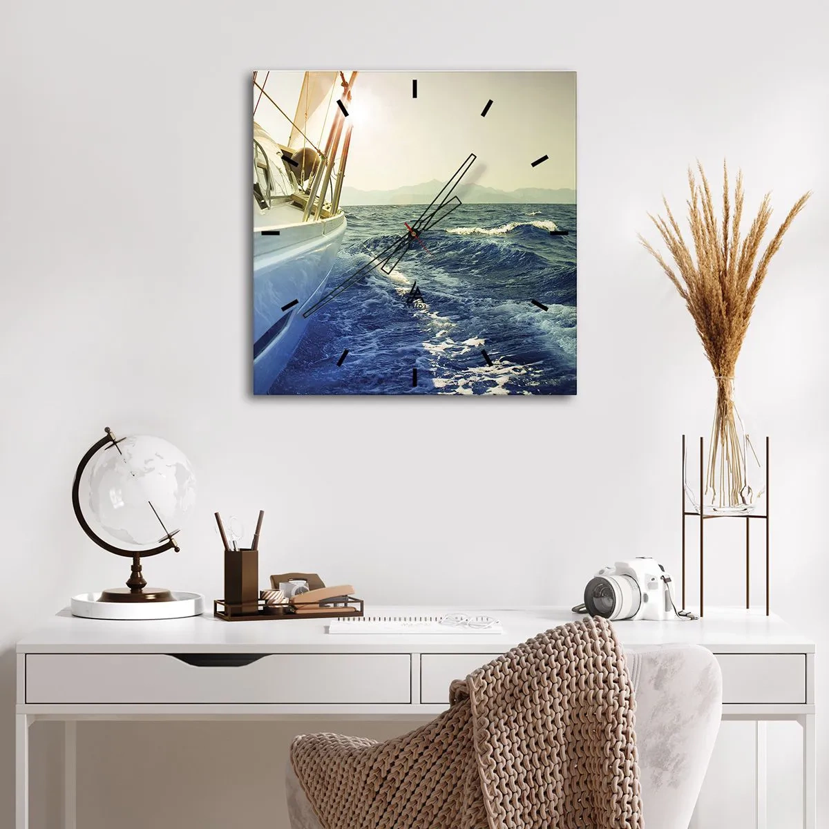 Reloj de pared - Reloj de vidrio - Un yate en mar abierto con vistas a las olas. - 30x30cm - Para una aventura - Decoración de pared moderna para salón y dormitorio ARTTOR