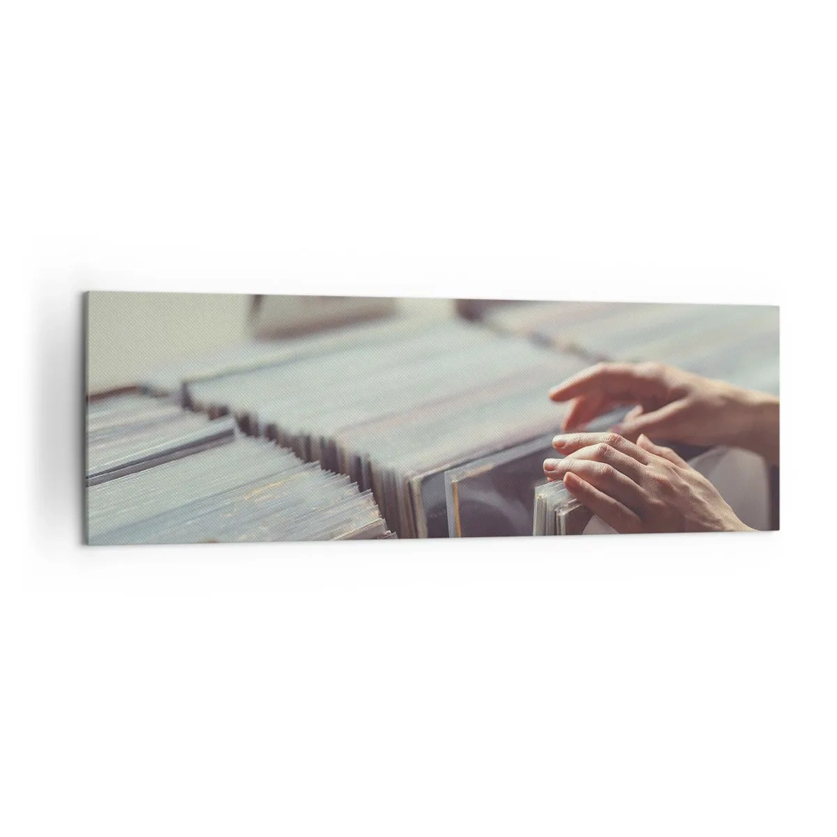 Cuadro sobre lienzo - Impresión de Imagen - Manos mirando a través de una colección de vinilos - 160x50cm - En busca de emociones - Decoración de pared moderna para salón y dormitorio ARTTOR
