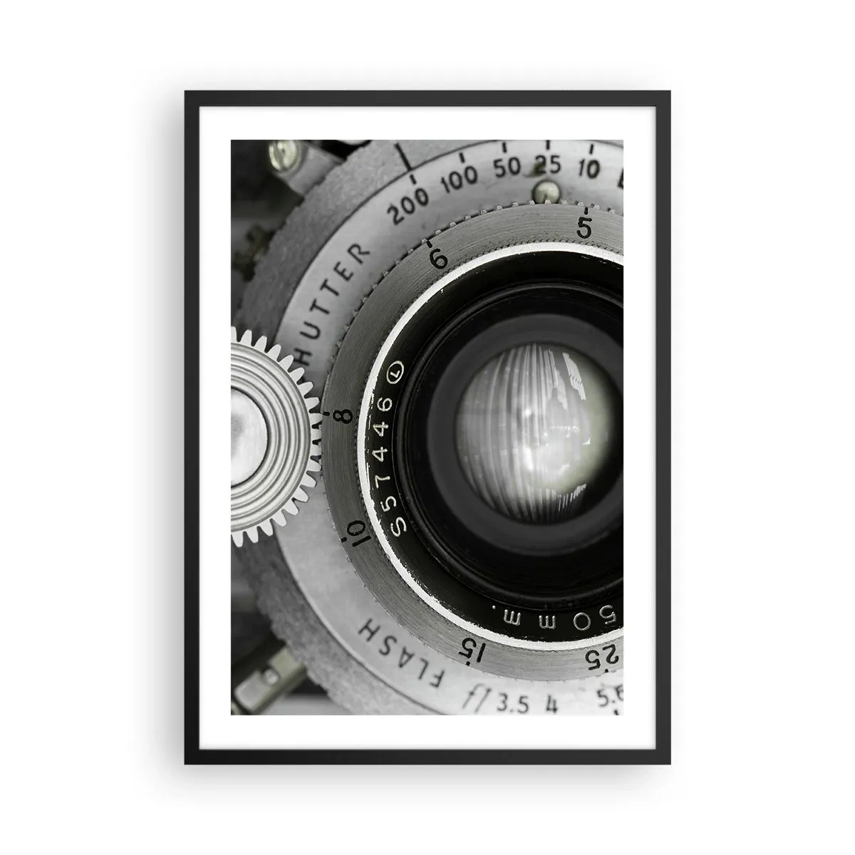 Póster en marco negro - Primer plano de una lente de cámara con detalles metálicos. - 50x70cm - Una historia de Hollywood - Decoración de pared moderna para salón y dormitorio ARTTOR
