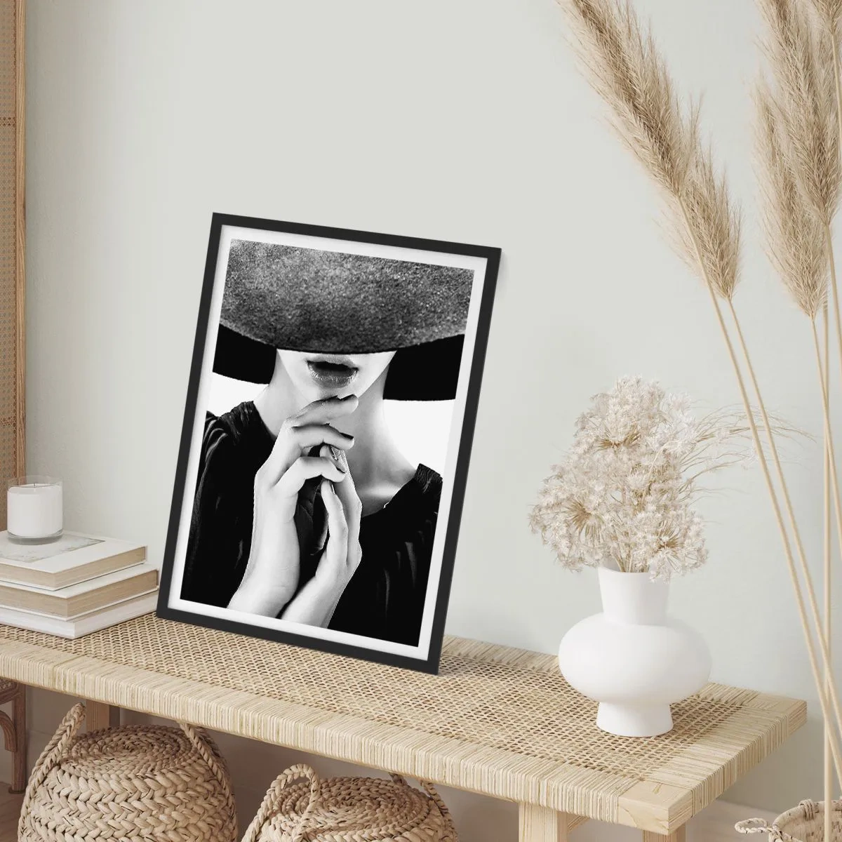 Póster en marco negro - Retrato en blanco y negro de una mujer con sombrero y la cara cubierta. - 50x70cm - Belleza oculta - Decoración de pared moderna para salón y dormitorio ARTTOR