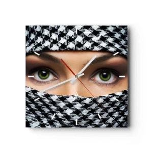 Reloj de pared - Reloj de vidrio - Los ojos verdes de una mujer están ocultos tras una tela estampada en blanco y negro. - 30x30cm - Hermosa mirada de ojos verdes - Decoración de pared moderna para salón y dormitorio ARTTOR