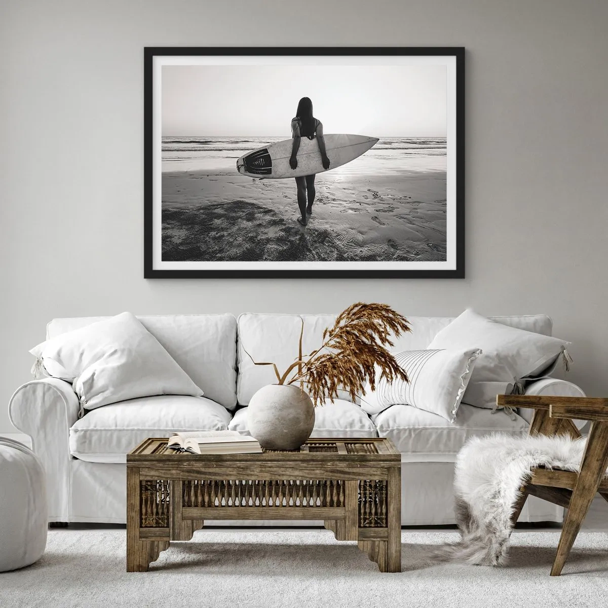 Póster en marco negro - Mujer con tabla de surf en la playa en blanco y negro - 70x50cm - Hija de las olas marinas - Decoración de pared moderna para salón y dormitorio ARTTOR