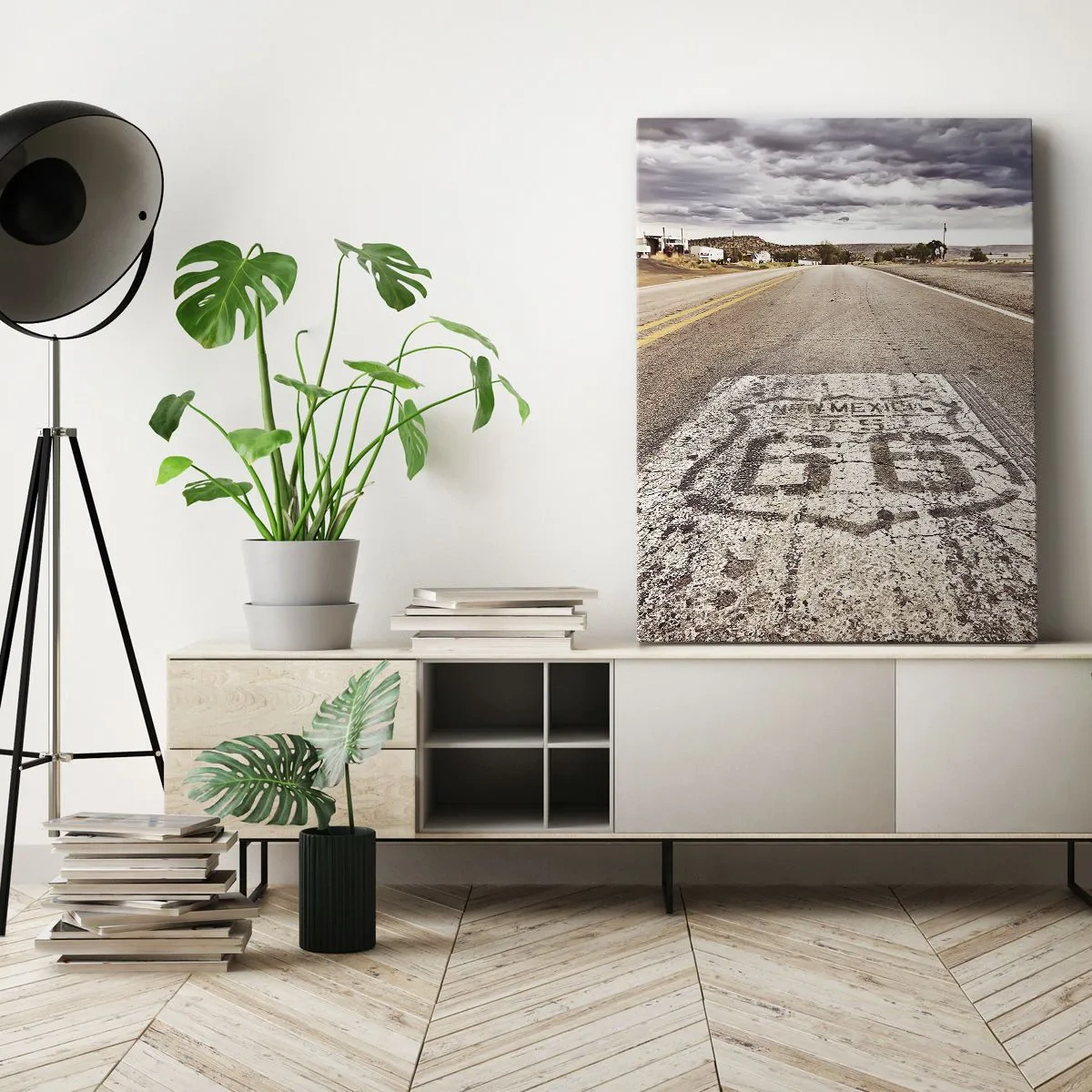 Cuadro sobre lienzo - Impresión de Imagen - Ruta 66 en un clima desértico con un cielo pintoresco - 50x70cm - Mother Road: una leyenda americana - Decoración de pared moderna para salón y dormitorio ARTTOR