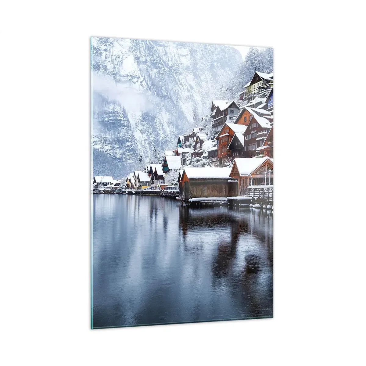 Cuadro sobre vidrio - Impresiones sobre Vidrio - Un pueblo de montaña junto a un lago, cubierto de nieve en un paisaje invernal. - 50x70cm - En un decorado de invierno - Decoración de pared moderna para salón y dormitorio ARTTOR