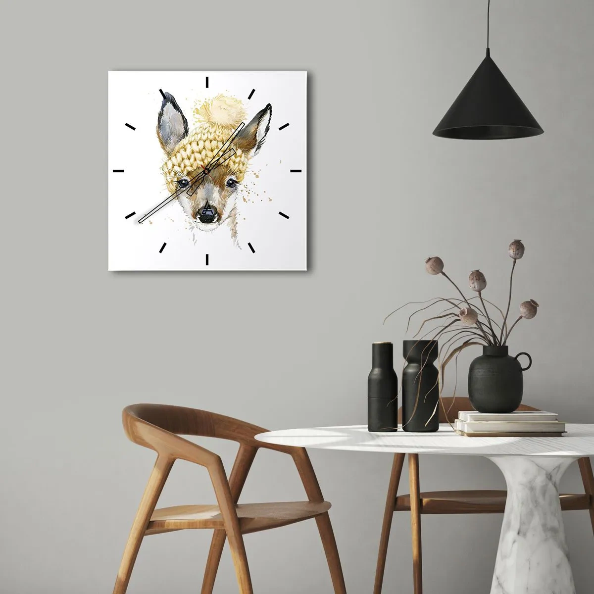 Reloj de pared - Reloj de vidrio - Ciervo de acuarela con gorra amarilla - 30x30cm - Para el invierno en un bosque nevado - Decoración de pared moderna para salón y dormitorio ARTTOR