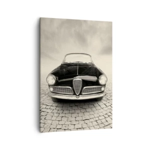 Cuadro sobre lienzo - Impresión de Imagen - Un coche clásico en una plaza adoquinada en estilo monocromático. - 50x70cm - ¿Y cómo no quererme? - Decoración de pared moderna para salón y dormitorio ARTTOR