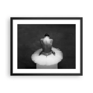 Póster en marco negro - Rodeada de pétalos - 50x40 cm