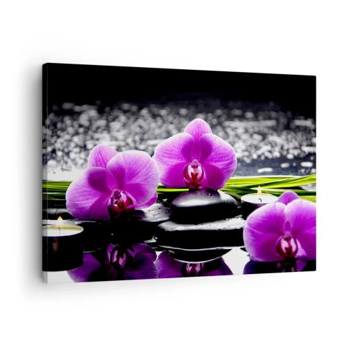 Cuadro sobre lienzo - Impresión de Imagen - Orquídeas moradas sobre un fondo de piedras y velas en un entorno relajante. - 70x50cm - Ahogarse en la paz y la tranquilidad - Decoración de pared moderna para salón y dormitorio ARTTOR