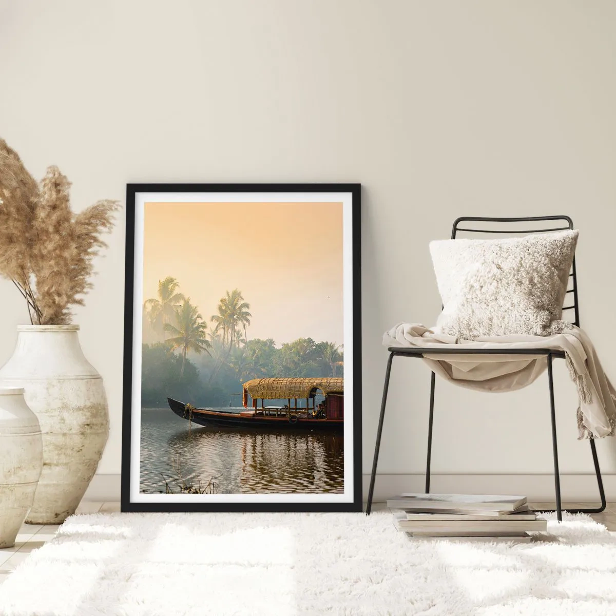 Póster en marco negro - Barco tradicional en un río entre palmeras al atardecer - 50x70cm - Casa en el río - Decoración de pared moderna para salón y dormitorio ARTTOR