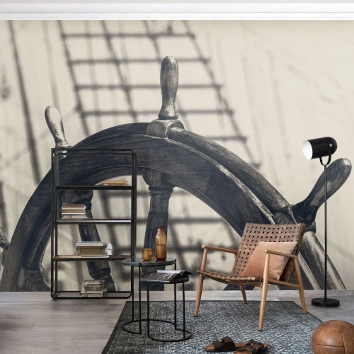 Fotomural Premium Canvas - Un timón de vela de estilo retro con un barco al fondo. - 100x70cm - Un cuento marino - Decoración de pared moderna para salón y dormitorio ARTTOR