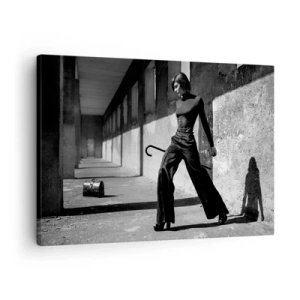 Cuadro sobre lienzo - Impresión de Imagen - Mujer elegante en un entorno industrial. - 70x50cm -  Elegancia urbana - Decoración de pared moderna para salón y dormitorio ARTTOR