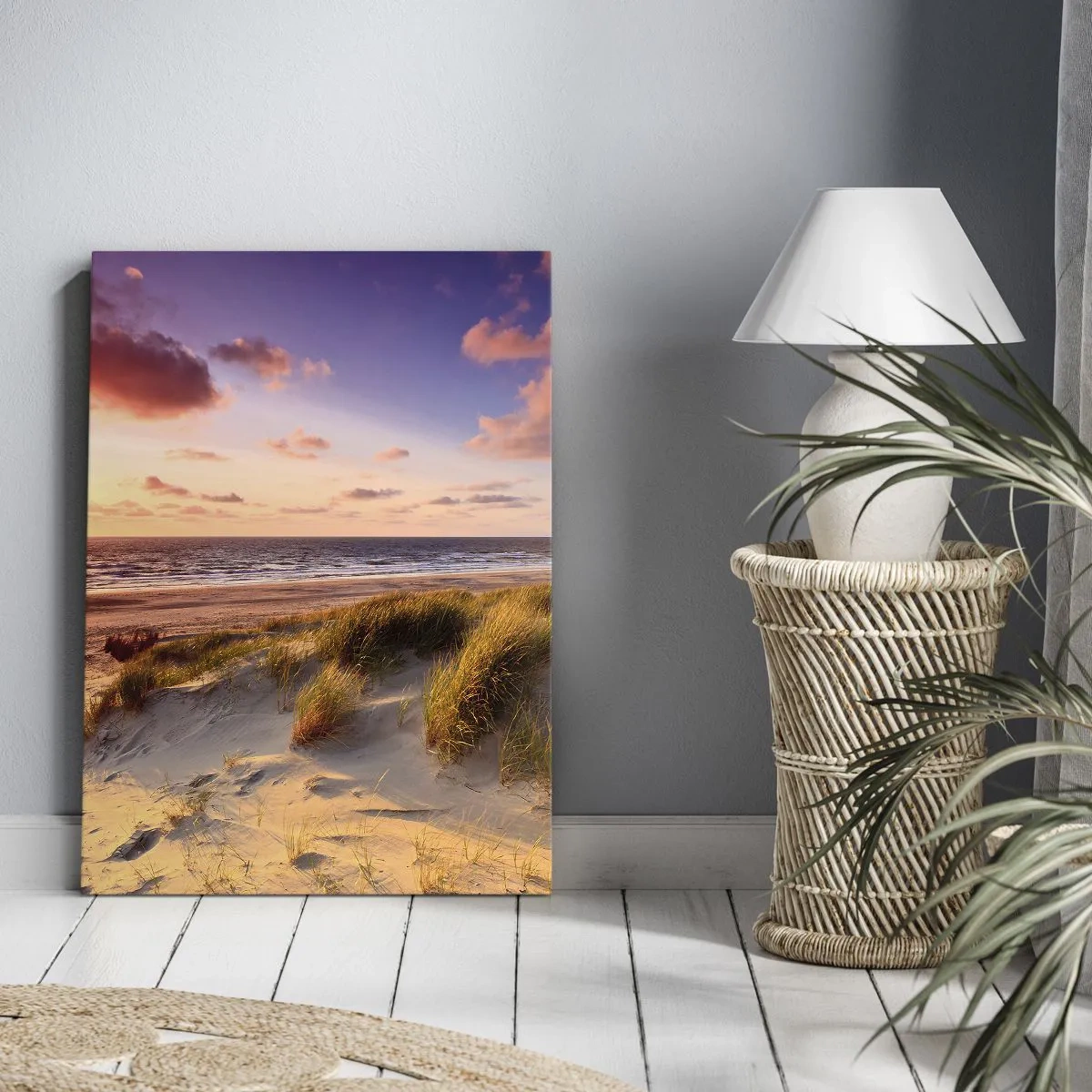 Cuadro sobre lienzo - Impresión de Imagen - Una playa cubierta de hierba y una puesta de sol sobre un mar en calma. - 50x70cm - Se siente la brisa veraniega - Decoración de pared moderna para salón y dormitorio ARTTOR
