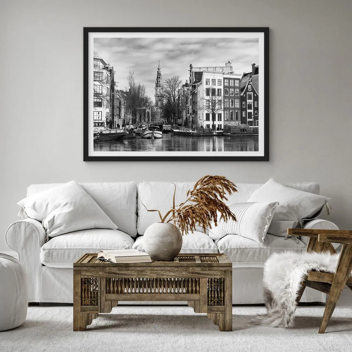 Póster en marco negro - Panorama en blanco y negro de Ámsterdam con canal y edificios históricos - 70x50cm - Ambiente de Ámsterdam - Decoración de pared moderna para salón y dormitorio ARTTOR