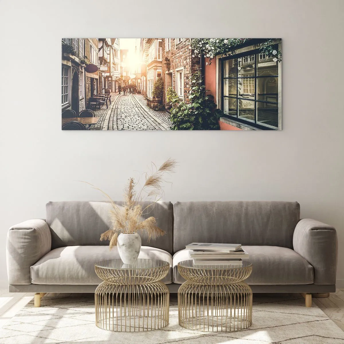 Cuadro sobre vidrio - Impresiones sobre Vidrio - Una encantadora calle con pavimento de piedra y flores. - 120x50cm - El callejón de las rosas - Decoración de pared moderna para salón y dormitorio ARTTOR