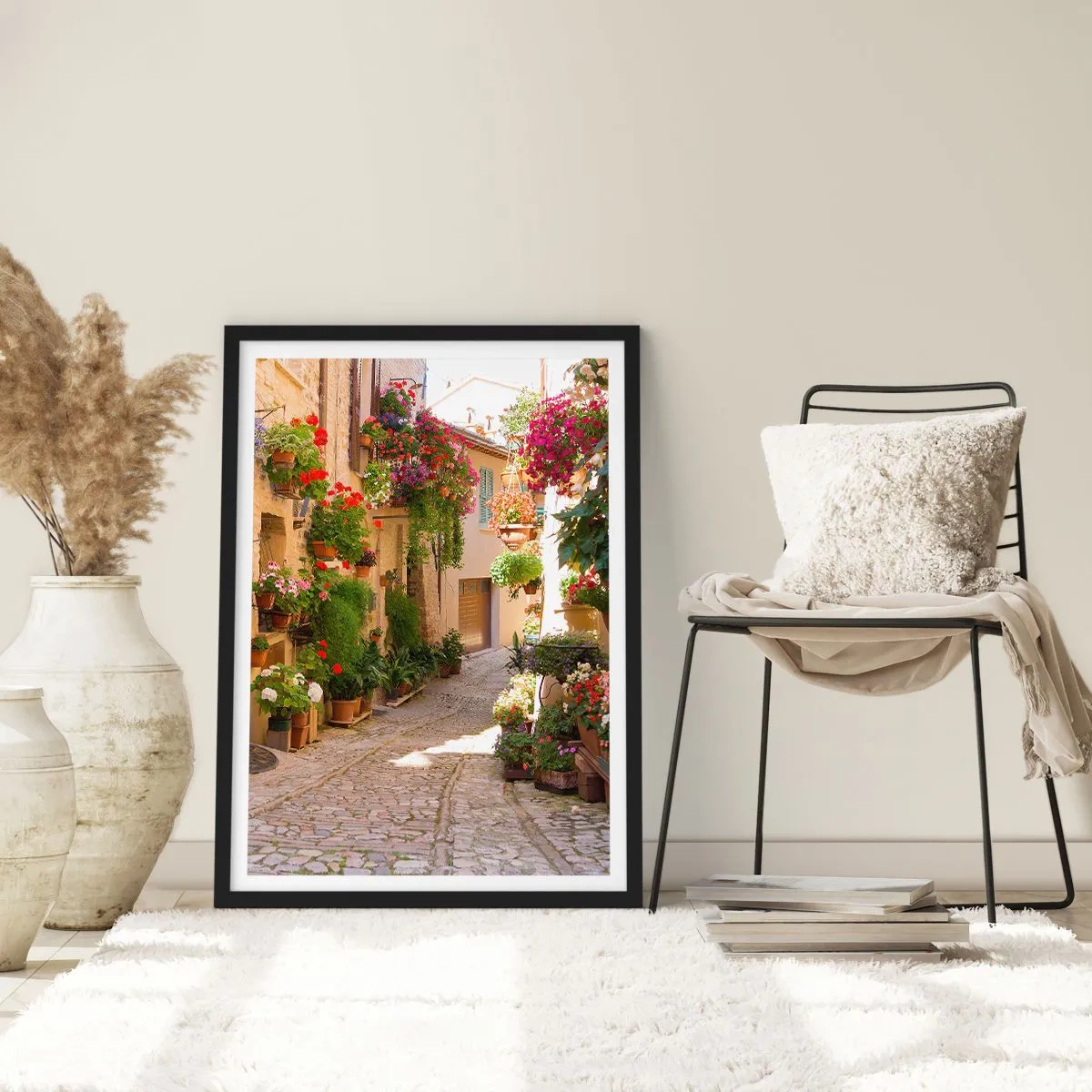 Póster en marco negro - Una calle florida con pavimento de piedra y macetas. - 50x70cm - En un torrente de flores - Decoración de pared moderna para salón y dormitorio ARTTOR
