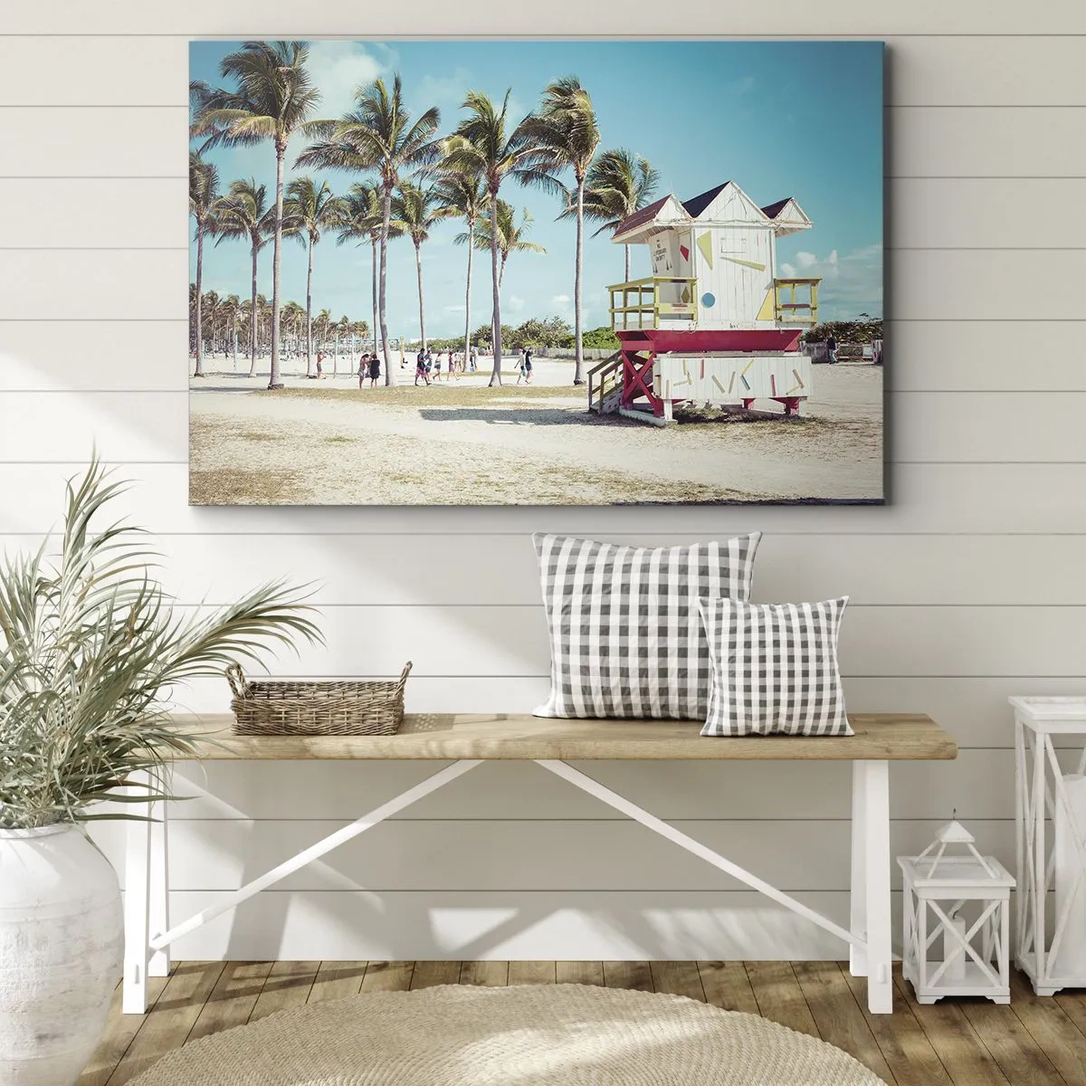 Cuadro sobre lienzo - Impresión de Imagen - Una playa con palmeras y una torre de salvavidas al fondo. - 70x50cm - Un hermoso día por delante - Decoración de pared moderna para salón y dormitorio ARTTOR
