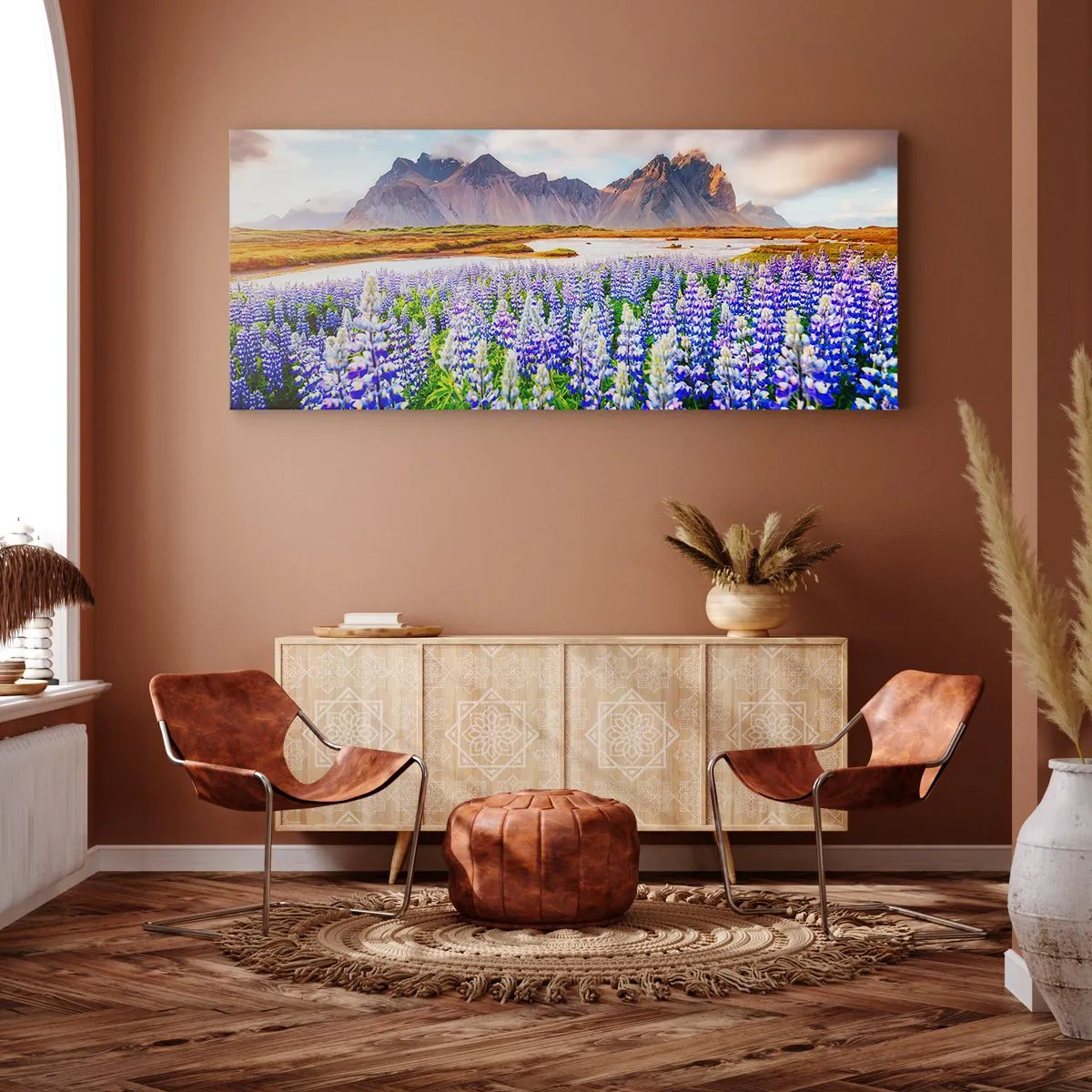 Cuadro sobre lienzo - Impresión de Imagen - Flores en un paisaje de montaña con un cielo pintoresco. - 140x50cm - La fuerza y la severidad junto a la dulzura - Decoración de pared moderna para salón y dormitorio ARTTOR
