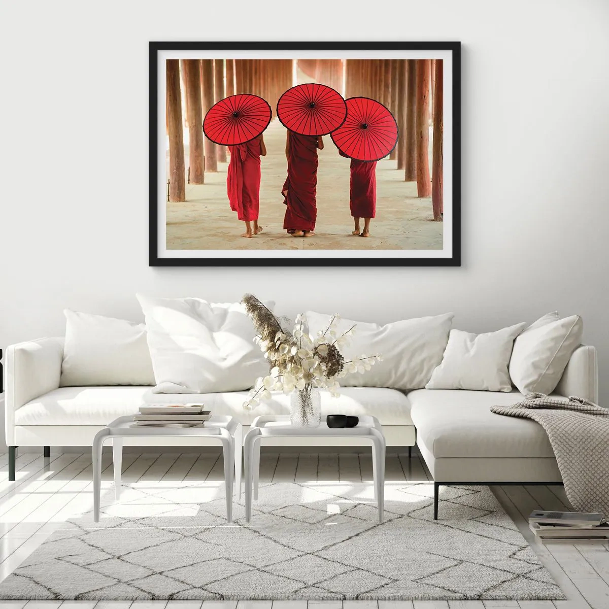 Póster en marco negro - Tres monjes con paraguas rojos en la arquitectura tradicional - 70x50cm - En el camino a la Tierra Pura - Decoración de pared moderna para salón y dormitorio ARTTOR