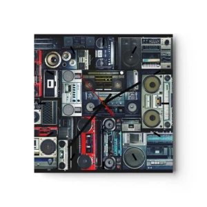 Reloj de pared - Reloj de vidrio - Un collage de grabadoras retro y altavoces vintage. - 30x30cm - Nostalgia de los 80. - Decoración de pared moderna para salón y dormitorio ARTTOR
