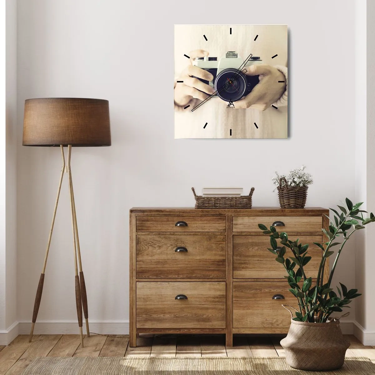 Reloj de pared - Reloj de vidrio - Cámara retro sostenida en las manos contra un fondo claro - 30x30cm - Una visión diferente - Decoración de pared moderna para salón y dormitorio ARTTOR