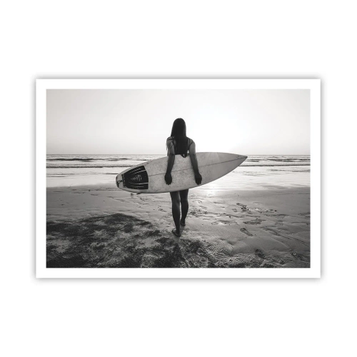 Póster - Mujer con tabla de surf en la playa en blanco y negro - 100x70cm - Hija de las olas marinas - Decoración de pared moderna para salón y dormitorio ARTTOR