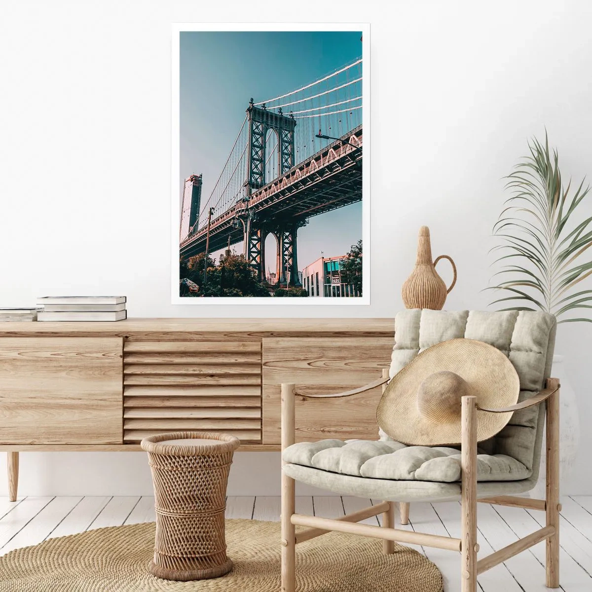 Póster - Un puente colgante en una ciudad moderna contra un cielo azul. - 50x70cm - Sobre el fluir de la ciudad - Decoración de pared moderna para salón y dormitorio ARTTOR