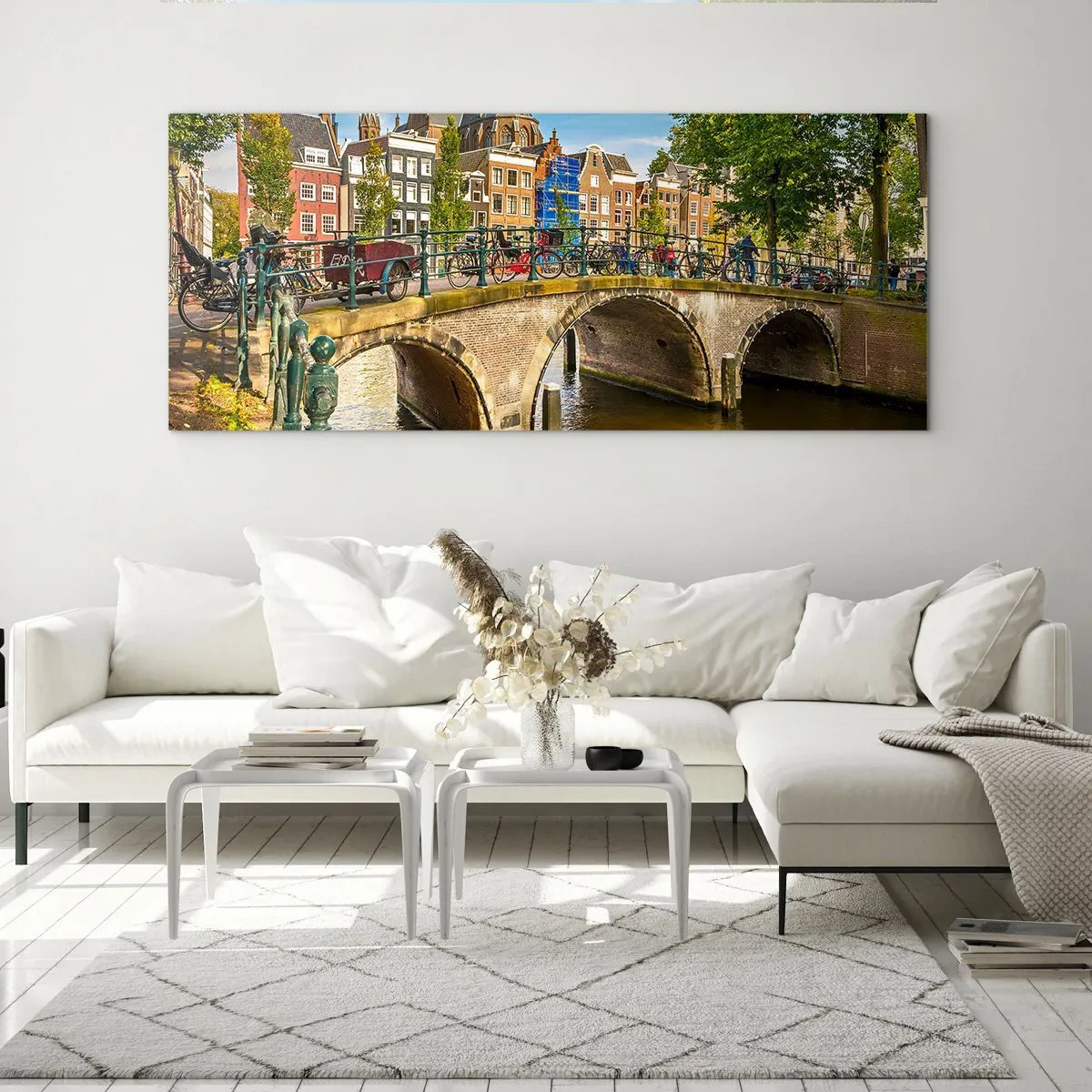 Cuadro sobre vidrio - Impresiones sobre Vidrio - Un pintoresco canal con un puente en Ámsterdam. - 140x50cm - Primavera en el canal - Decoración de pared moderna para salón y dormitorio ARTTOR