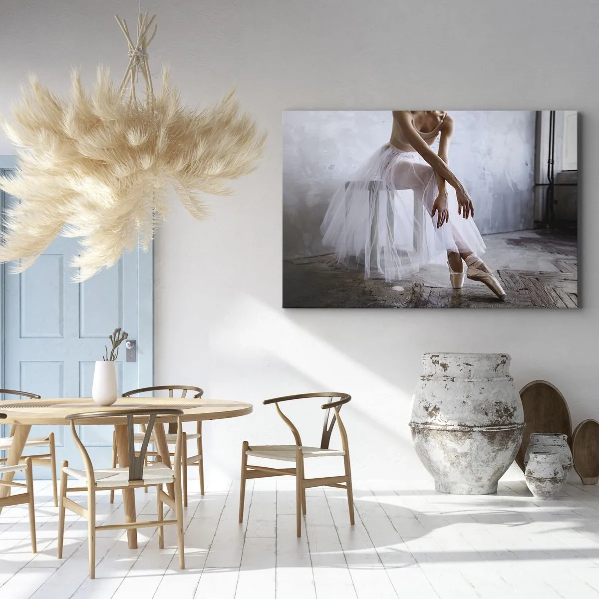 Cuadro sobre lienzo - Impresión de Imagen - Una bailarina en una pose delicada sobre un fondo industrial. - 70x50cm - Antes de que brillen las luces del escenario - Decoración de pared moderna para salón y dormitorio ARTTOR