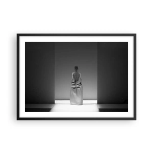 Póster en marco negro - Una pintura en blanco y negro con una escena minimalista de una mujer en un espacio geométrico. - 70x50cm - Sencillez refinada - Decoración de pared moderna para salón y dormitorio ARTTOR