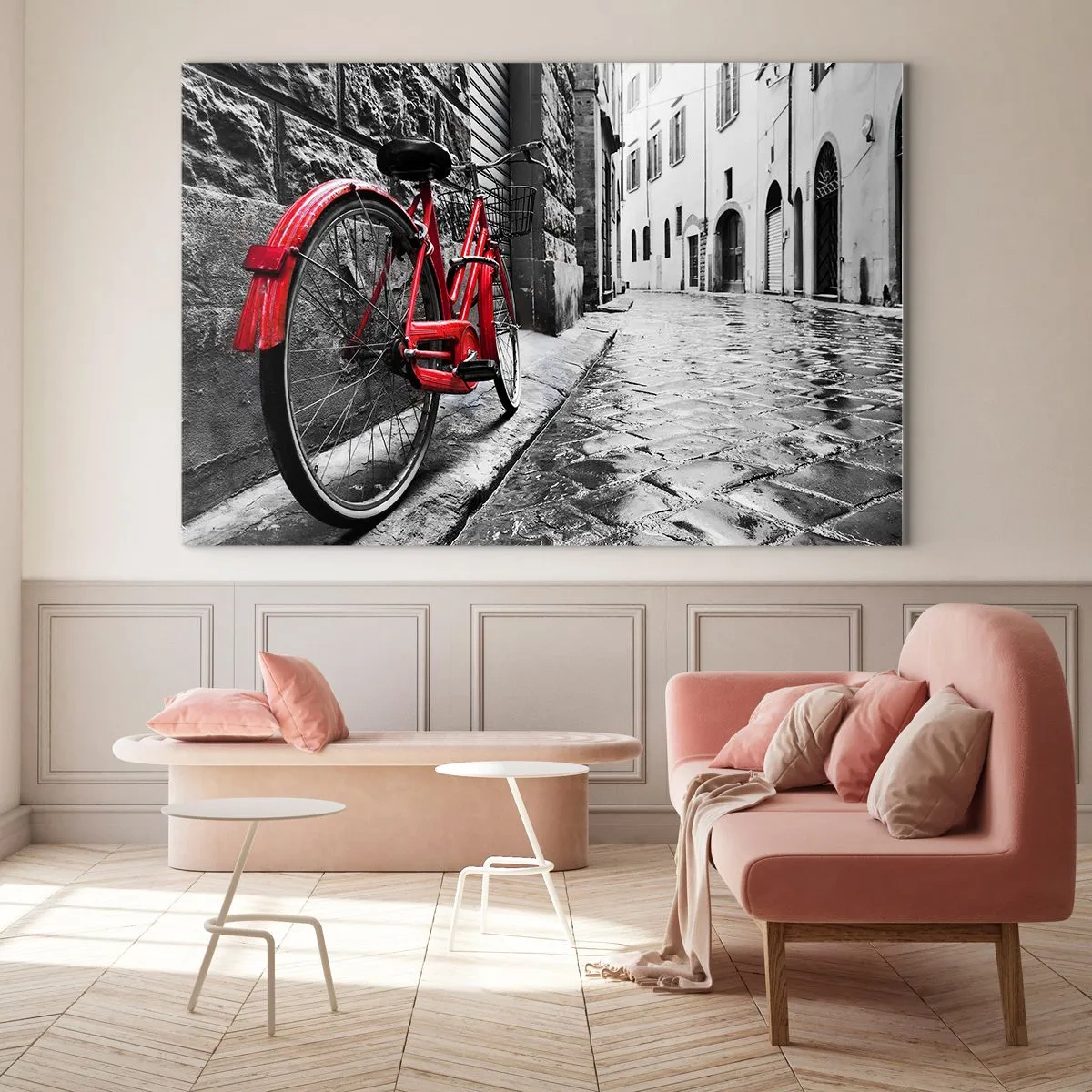 Cuadro sobre vidrio - Impresiones sobre Vidrio - Una bicicleta roja en una calle adoquinada con un fondo monocromático. - 100x70cm - La verdadera belleza no envejece - Decoración de pared moderna para salón y dormitorio ARTTOR