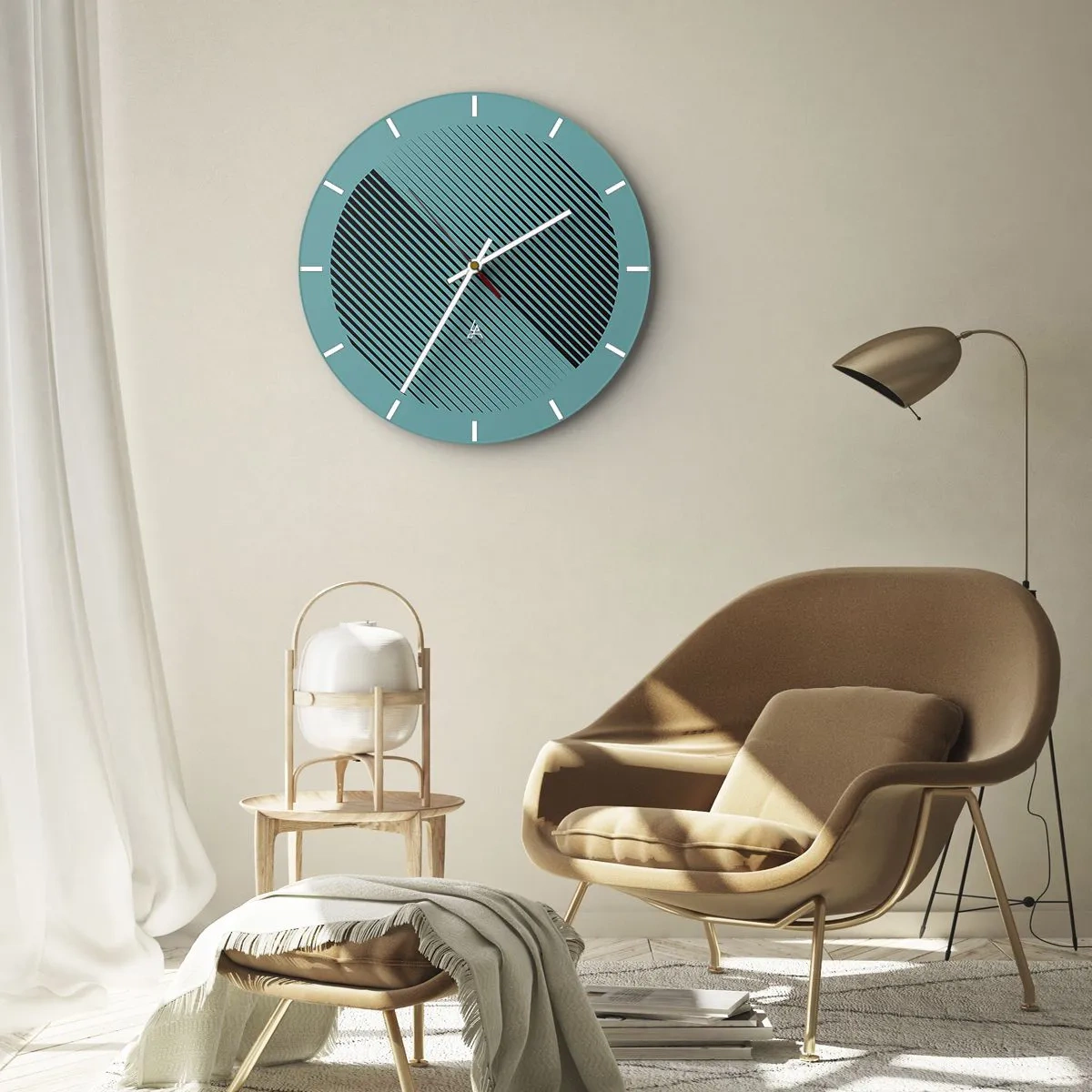 Reloj de pared - Reloj de vidrio - Fondo turquesa con líneas diagonales negras en disposición geométrica. - 30x30cm - El círculo: una variación geométrica - Decoración de pared moderna para salón, cocina y dormitorio ARTTOR