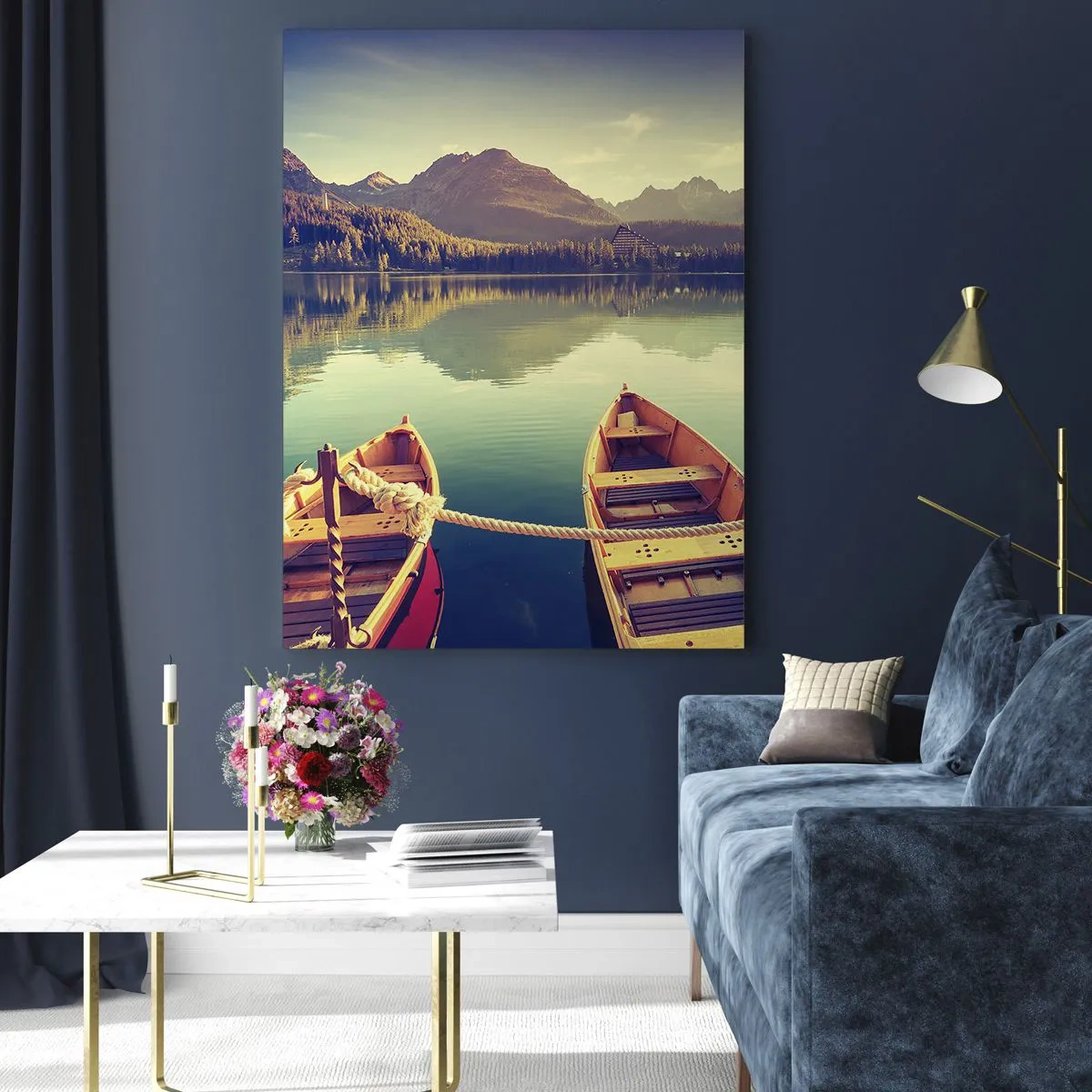 Cuadro sobre vidrio - Impresiones sobre Vidrio - Barcos de madera en un lago tranquilo rodeado de montañas. - 50x70cm - Para vivir según sus leyes - Decoración de pared moderna para salón y dormitorio ARTTOR