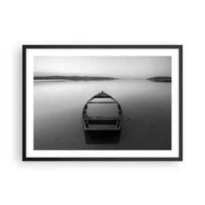 Póster en marco negro - Un barco solitario en un lago tranquilo en tonos blanco y negro. - 70x50cm - Anhelo y melancolía - Decoración de pared moderna para salón y dormitorio ARTTOR