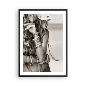Póster en marco negro - Mujer elegante con joyas haciendo un gesto de silencio. - 50x70cm - Libertad natural - Decoración de pared moderna para salón y dormitorio ARTTOR
