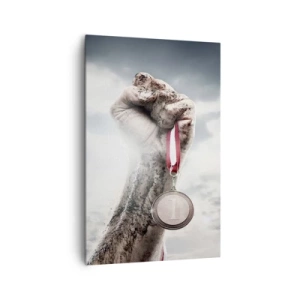 Cuadro sobre lienzo - Impresión de Imagen - Una mano levantada con una medalla contra un cielo nublado. - 80x120cm - Per aspera ad astra - Decoración de pared moderna para salón y dormitorio ARTTOR