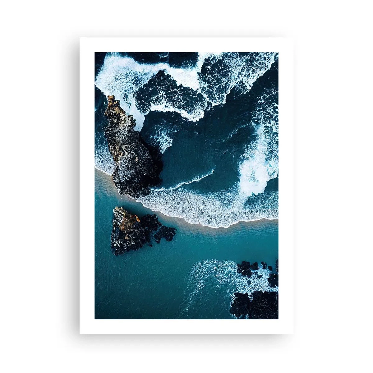 Póster - Vista de las olas del océano rompiendo contra las rocas. - 50x70cm - Rodeadas por las olas - Decoración de pared moderna para salón y dormitorio ARTTOR