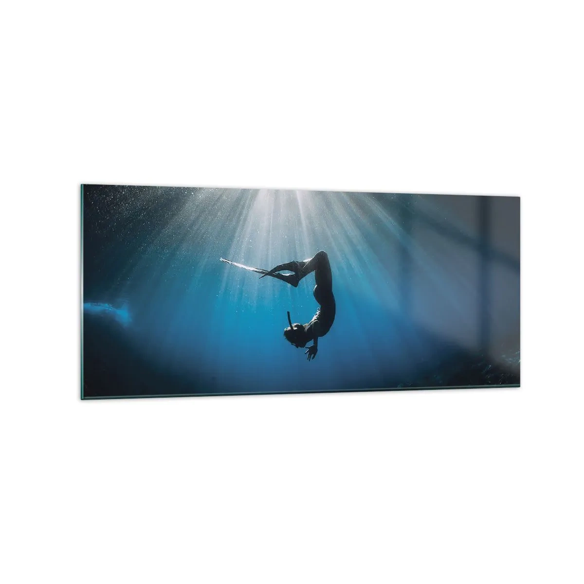 Cuadro sobre vidrio - Impresiones sobre Vidrio - Un buzo flotando en un haz de luz bajo el agua. - 120x50cm - Danza subacuática - Decoración de pared moderna para salón y dormitorio ARTTOR
