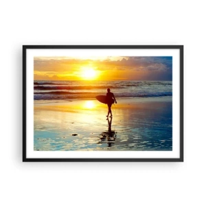 Póster en marco negro - Un surfista caminando por la playa al atardecer con una tabla en la mano. - 70x50cm - El regreso del guerrero - Decoración de pared moderna para salón y dormitorio ARTTOR