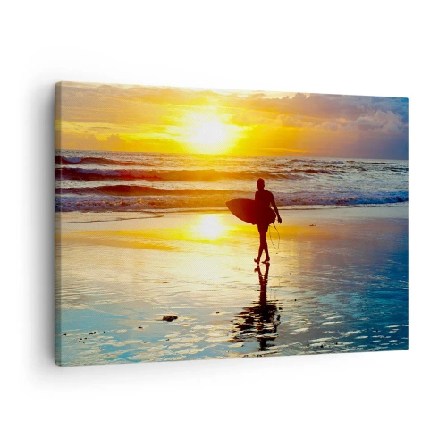 Cuadro sobre lienzo - Impresión de Imagen - Un surfista caminando por la playa al atardecer con una tabla en la mano. - 70x50cm - El regreso del guerrero - Decoración de pared moderna para salón y dormitorio ARTTOR