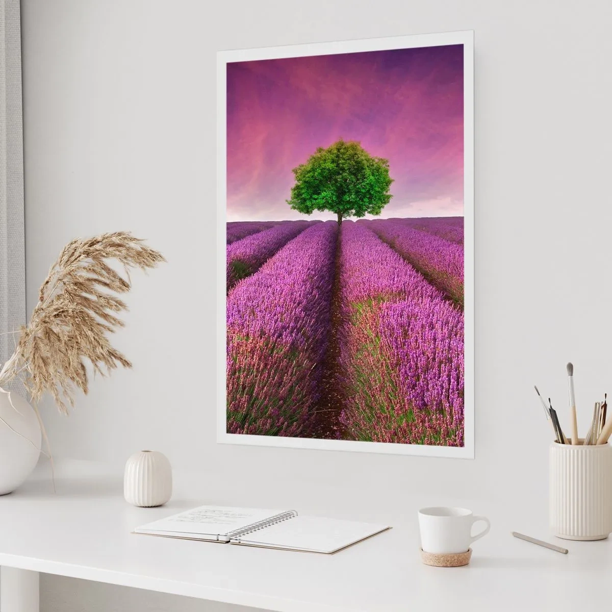 Póster - Un campo de lavanda con un árbol solitario contra un cielo púrpura. - 50x70cm - En los campos de lavanda - Decoración de pared moderna para salón y dormitorio ARTTOR