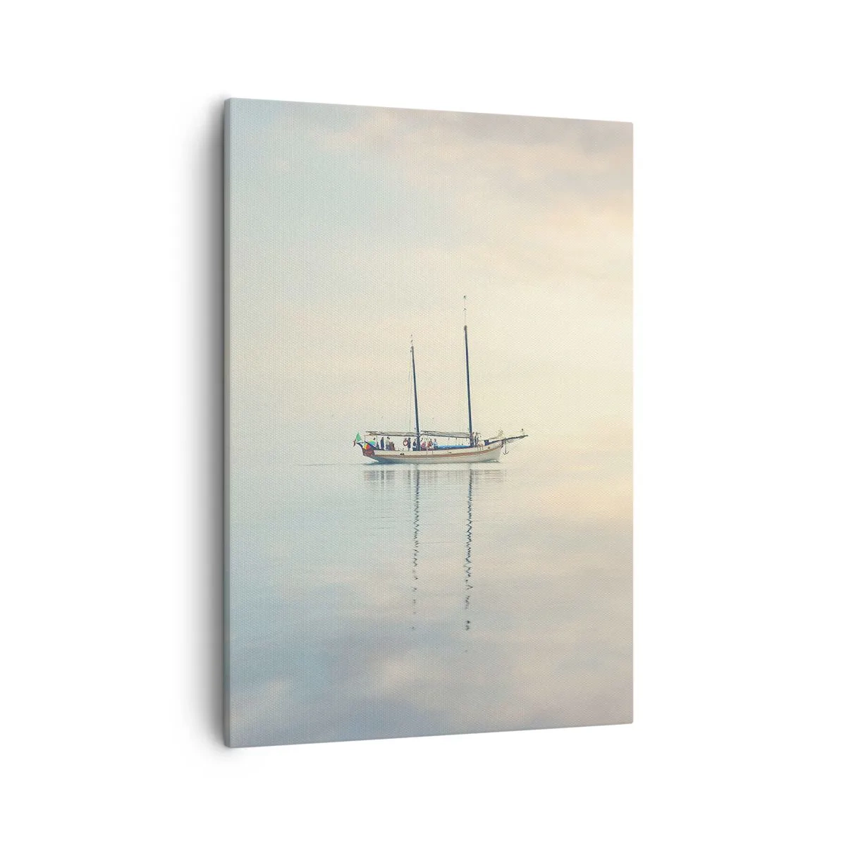 Cuadro sobre lienzo - Impresión de Imagen - Un barco en un mar en calma bajo una luz suave. - 50x70cm - En un mar de silencio - Decoración de pared moderna para salón y dormitorio ARTTOR