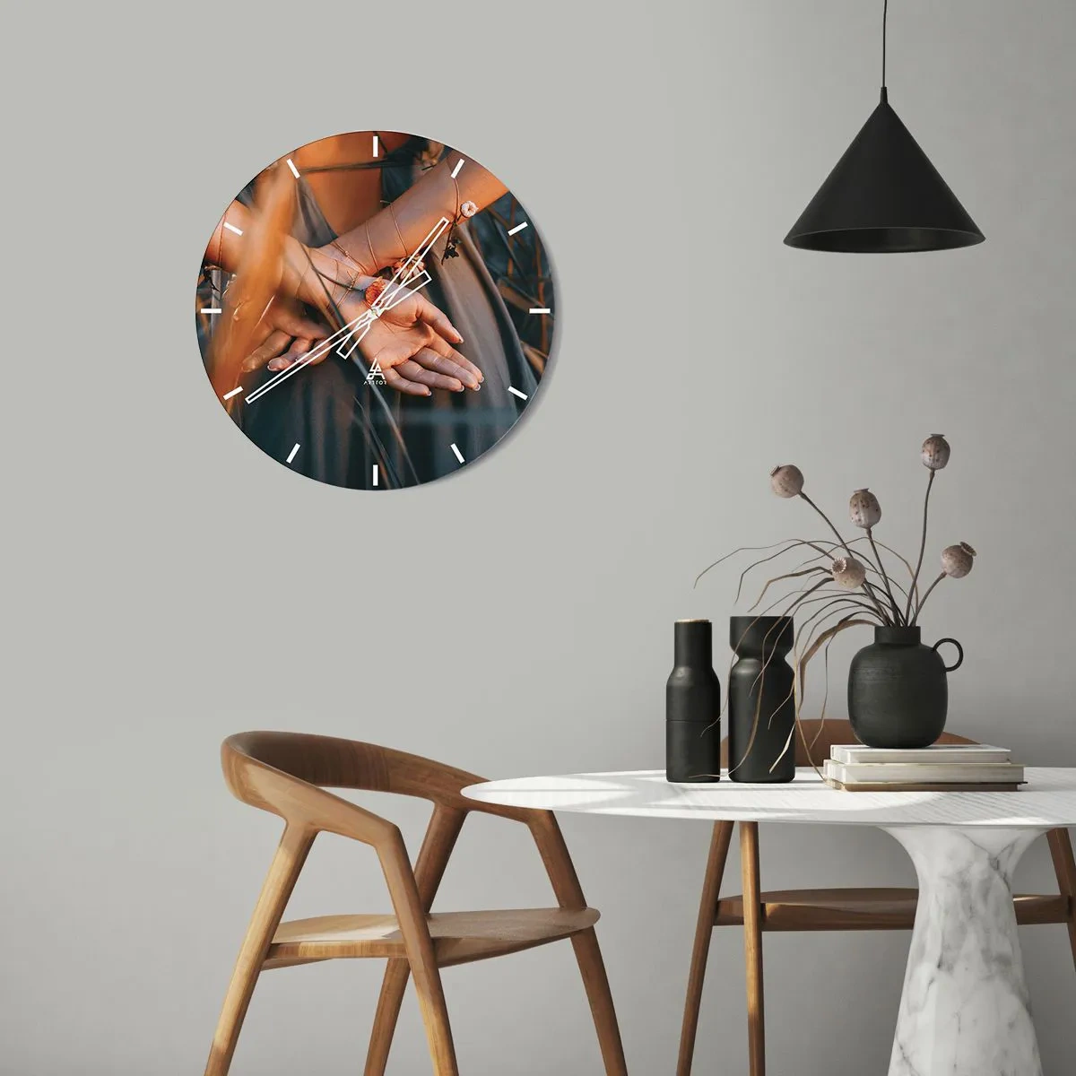 Reloj de pared - Reloj de vidrio - Primer plano de manos entrelazadas con plantas. - 30x30cm - Conectada con la naturaleza - Decoración de pared moderna para salón, cocina y dormitorio ARTTOR