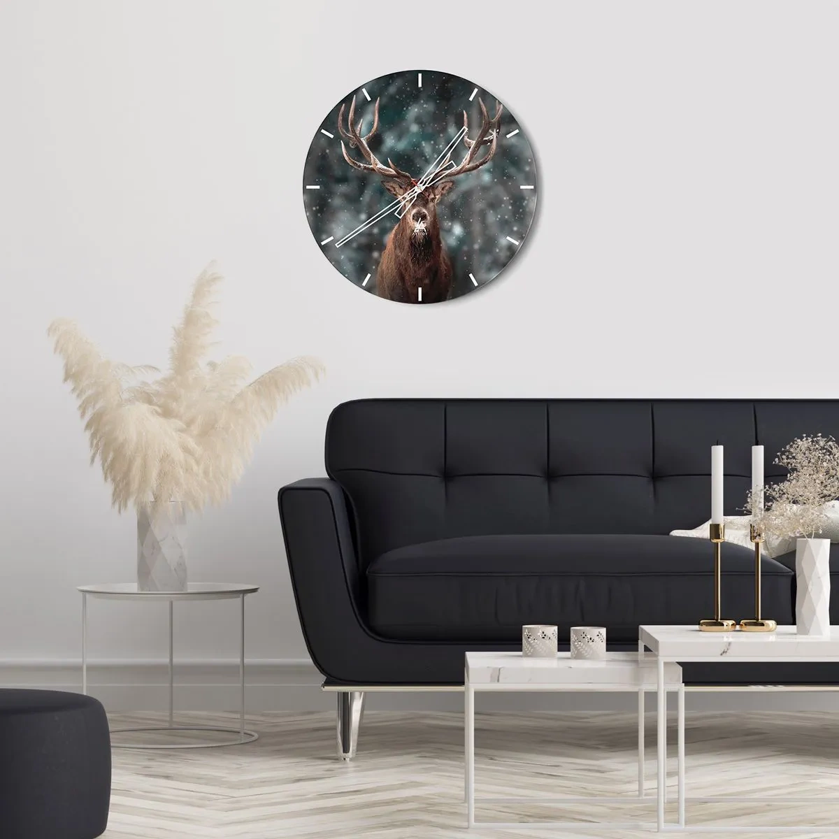 Reloj de pared - Reloj de vidrio - Un ciervo orgulloso en un bosque nevado con árboles borrosos al fondo. - 30x30cm - Coronado rey del bosque - Decoración de pared moderna para salón, cocina y dormitorio ARTTOR