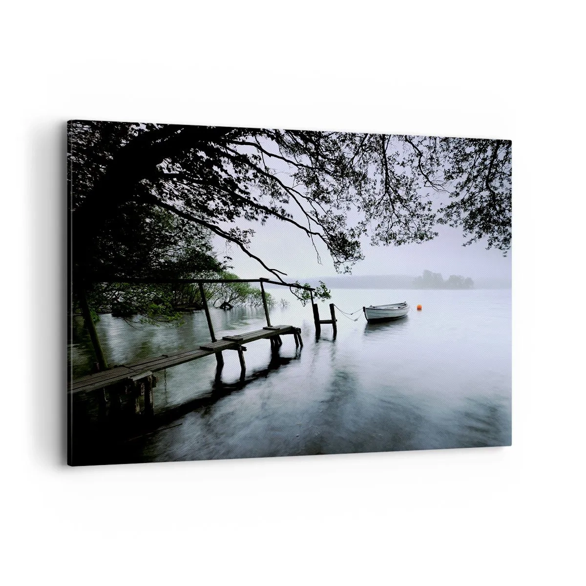 Cuadro sobre lienzo - Impresión de Imagen - Un embarcadero sobre el agua con un barco al fondo rodeado de un paisaje brumoso. - 120x80cm - Ya estás descansando - Decoración de pared moderna para salón y dormitorio ARTTOR
