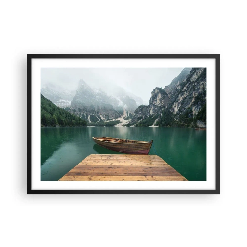 Póster en marco negro - Un barco de madera en un muelle en un lago rodeado de montañas. - 70x50cm - Paisaje inolvidable - Decoración de pared moderna para salón y dormitorio ARTTOR