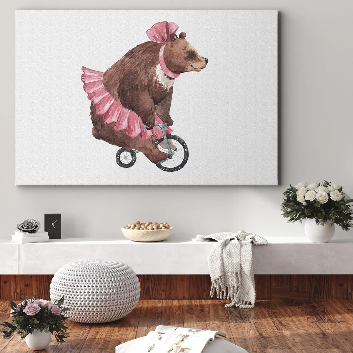 Cuadro sobre lienzo - Impresión de Imagen - Un osito de peluche con una falda rosa en una bicicleta de estilo retro. - 70x50cm - ¡Qué circo! - Decoración de pared moderna para salón y dormitorio ARTTOR